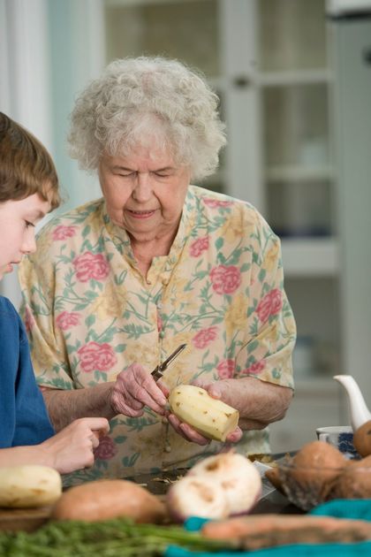 Frau Meyer zu Hause mit ihrer Familie.